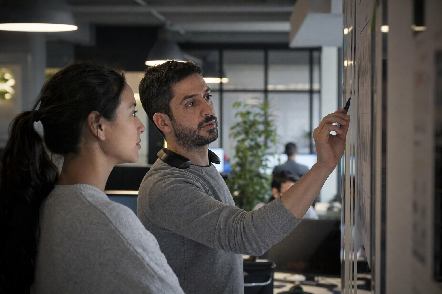 AI Knowledge Management vs Human Systems: Which is More Effective?