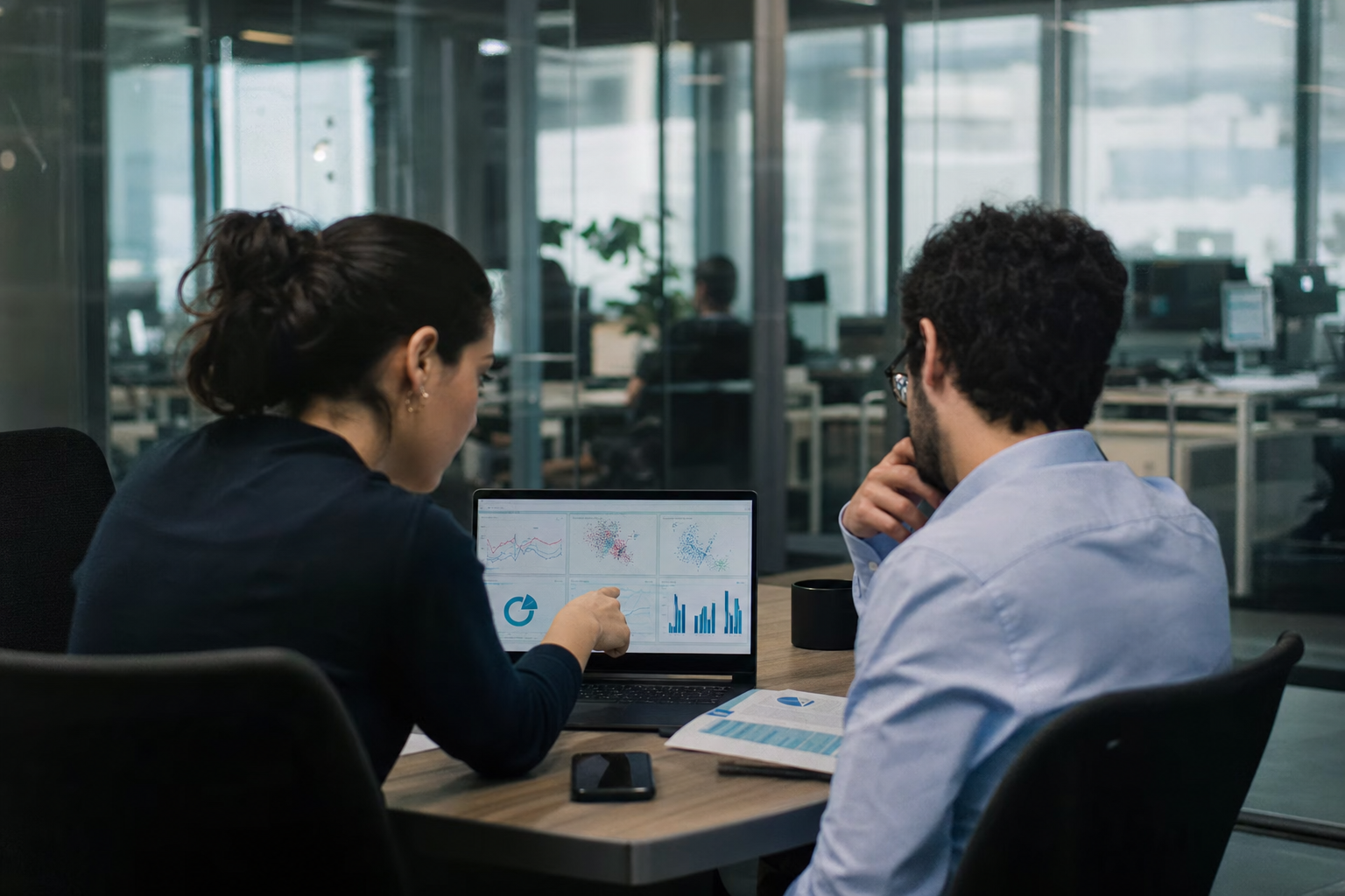 ¿Cómo impacta la evaluación de modelos IA en finanzas?