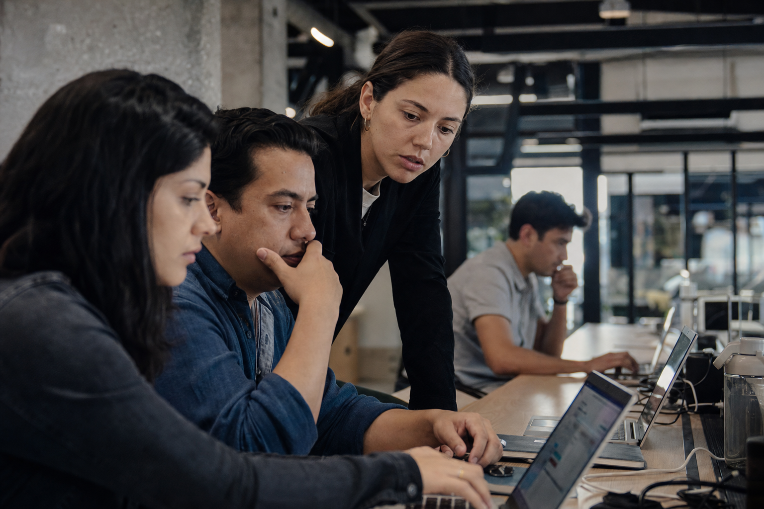 ¿Cómo implementar agentes de IA en empresas medianas de LatAm?